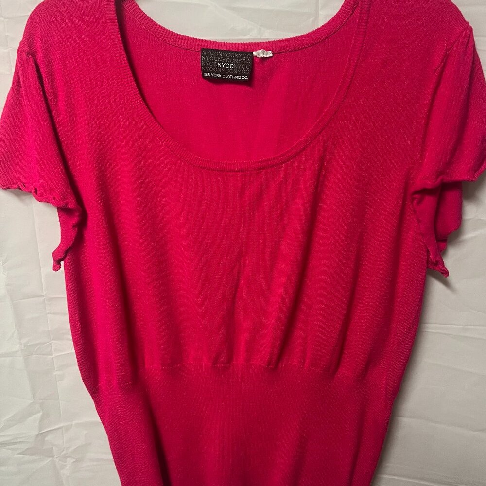 NYCC size Large bright pink short sleeve sweater